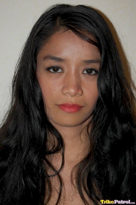 Amateur Asian girl Alexis reveals her petite figure and poses on a bed