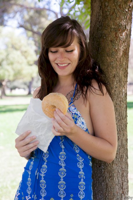 Girlfriend with nice booty Hannah Kinney flashes her ass while eating outdoors