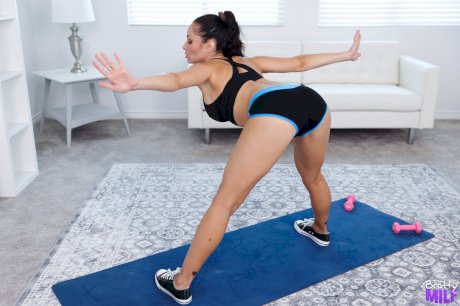 Athletic MILF Crystal Rush partakes in POV sex after stretching out