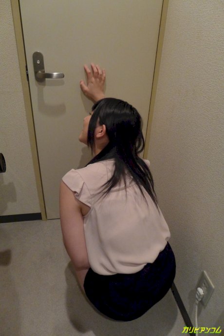 Japanese babe Ai Uehara reveals her hairy muff and pees in the shower