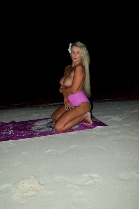 Curvy UK blonde Lycia Sharyl gets totally naked during outdoor action at night