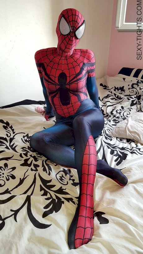 Cosplayer shows off her tight booty in a Spiderman costume on her bed