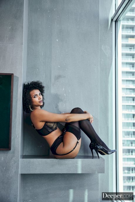 Stunning ebonies Alina Ali and Harley Dean share a fat white dick