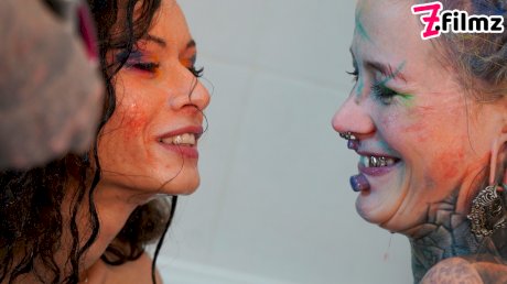 Alt girls Anuskatzz and Stacy Bloom fists pussies during lesbian sex in a tub