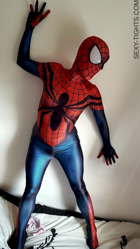 Cosplayer shows off her tight booty in a Spiderman costume on her bed