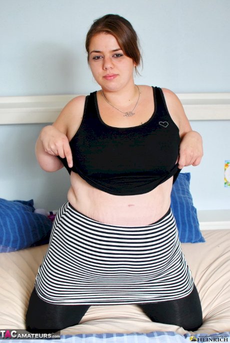 Teenage BBW reveals her big tits and nipples in her solo masturbation scene