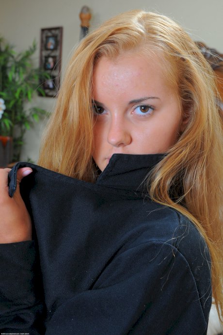 Golden-haired amateur teen Jessie Rogers reveals her hot booty in fishnets