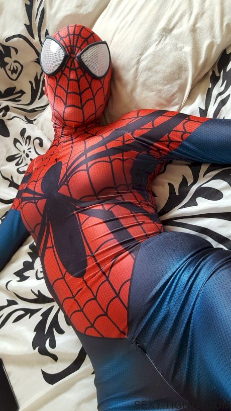 Cosplayer shows off her tight booty in a Spiderman costume on her bed