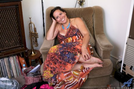 Brunette housewife Jade Winters pets her trimmed bush during her nude debut