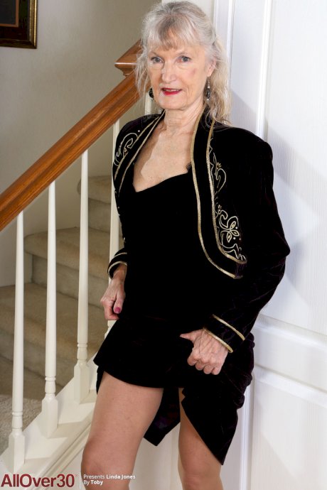 Old woman Linda Jones gives a wave after making her nude modelling debut