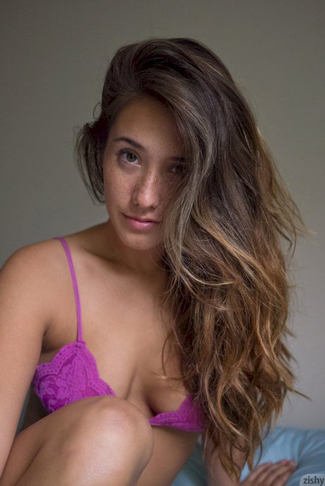Beautiful babe Eva Lovia flaunting hot body in sexy panties & bra on her bed