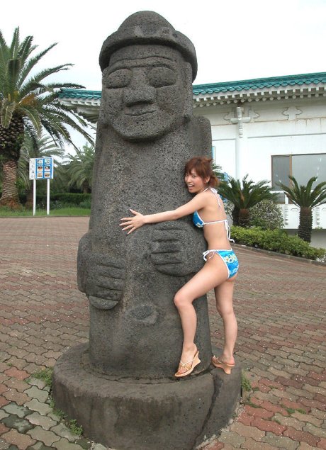 Japanese model An Nanba shows her naked bush on bed in between excursions