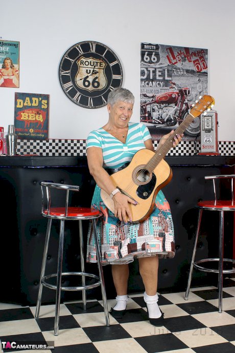 Old American lady Savana exposes her big butt in basement bar