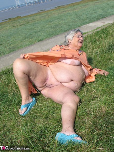 Geeky Grandma Libby flashing her monster mature curves in the filed