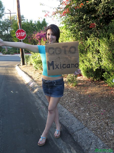 Slutty Asian hitchhiker Kurea Asuka takes cum in her mouth after sweet sex