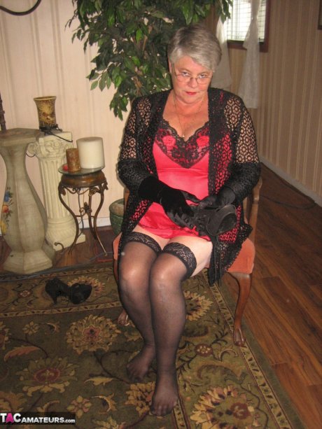 Old lady Girdle Goddess casts off lingerie to pose nude in hosiery and gloves