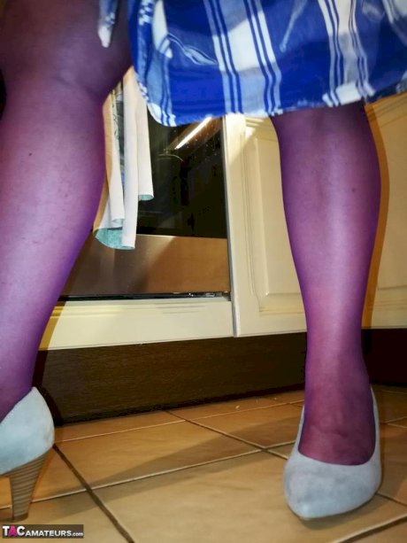 Old housewife Caro takes off her underwear in kitchen apron and stockings