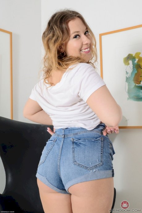 Adorable amateur girl with a big ass Brooke Bliss reveals her hairy love hole