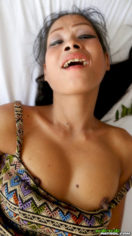 Thai amateur with an ass to die for gets banged doggystyle over a bed