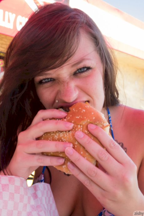 Girlfriend with nice booty Hannah Kinney flashes her ass while eating outdoors