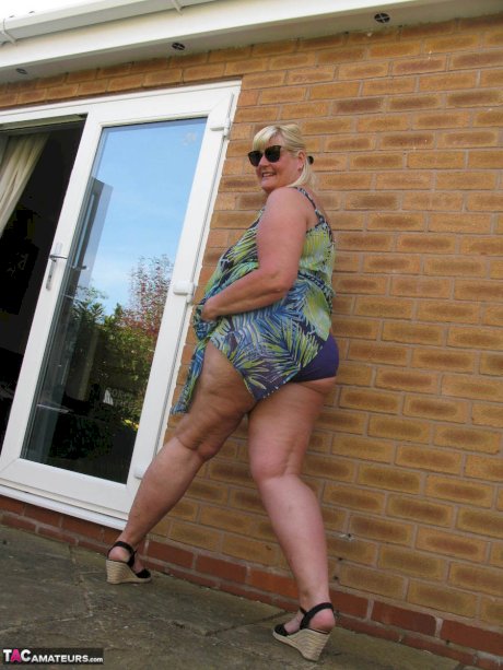 Fat mature woman Chrissy Uk sucks a dick after making her nude debut in a yard