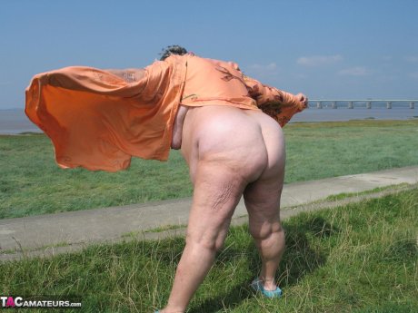 Geeky Grandma Libby flashing her monster mature curves in the filed