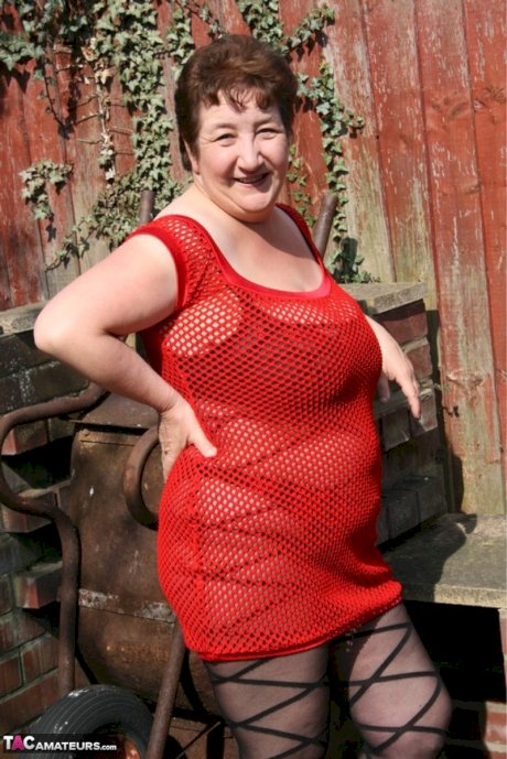 Older UK fatty Kinky Carol takes off her dress outdoors in sexy pantyhose