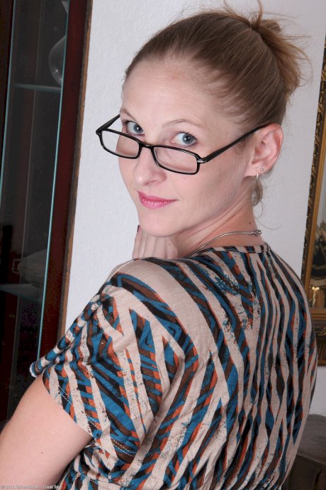 Nerdy MILF Beyla reveals her thin body and rubs her twat on the floor