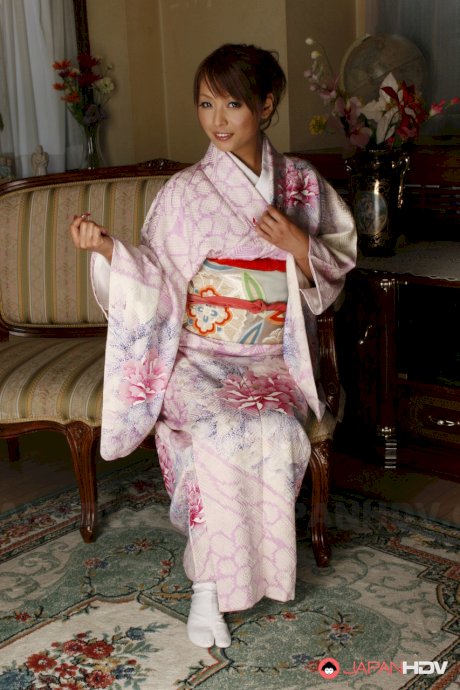 Pretty Japanese teen Kaede Moritaka hikes up traditional garb to show her bush