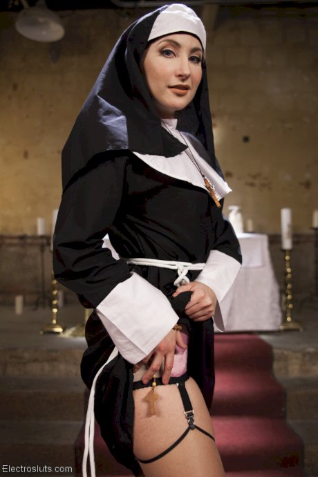 Kinky Asian nun Mia Li and horny Sophia Locke undress and pose in lingerie