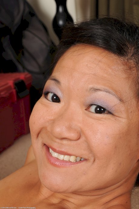 Hot Asian MILF Samantha W unveils her big butt and rubs her juicy cunt