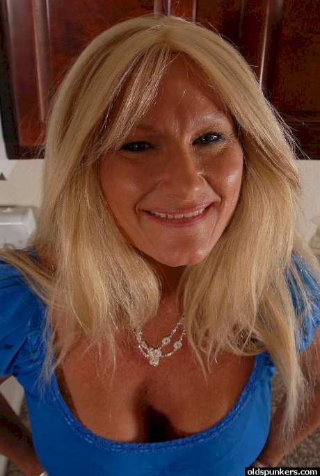Big-tit granny Roxy shows her tanned boobs and nice fuckable booty