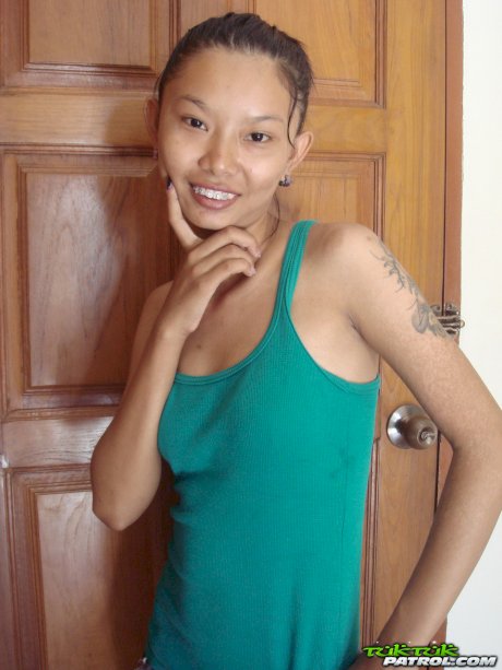 Skinny Thai girl takes off hr clothes in her nude modelling premiere
