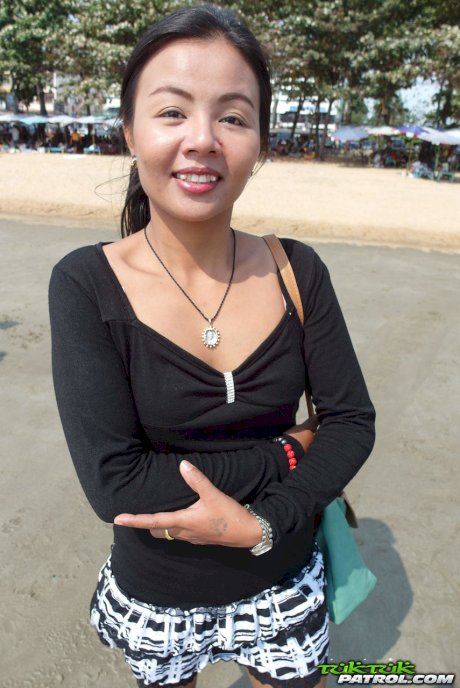 Thai first timer bangs a Farang without protection after a beach meetup