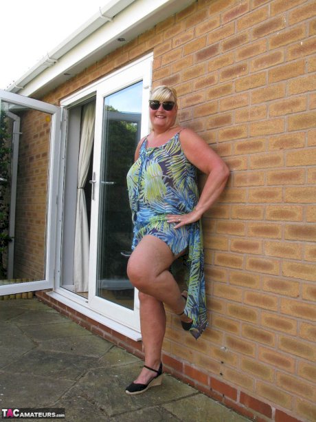 Fat mature woman Chrissy Uk sucks a dick after making her nude debut in a yard