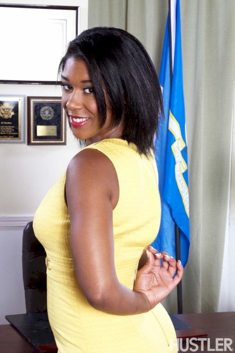 Michelle Obama lookalike undresses in oval office for a threesome
