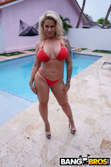 Big assed MILF Ryan Conner gets pounded & jizzed by a horny pool boy