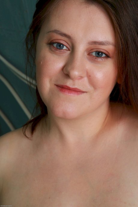 Amateur BBW Kate reveals her big tits and ass before spreading her bush