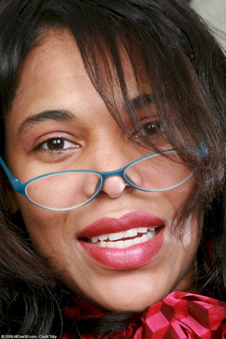 Adorable mature ebony Jordan H shows her tits and vagina in a solo