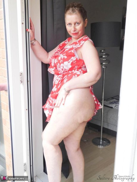 Mature amateur Posh Sophia exposes her big butt and snatch in red heels