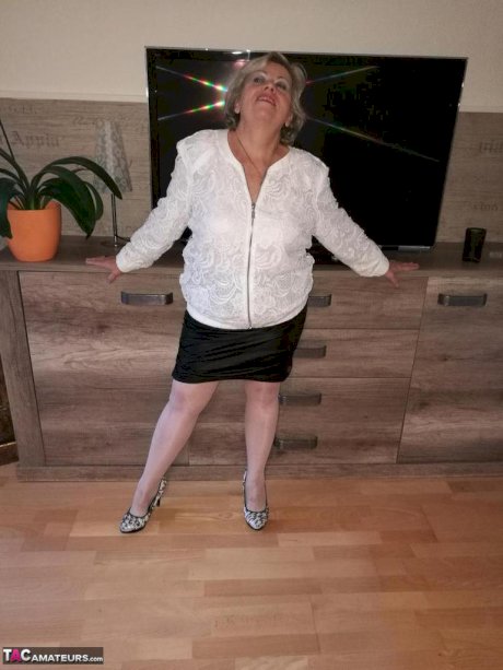 Older solo woman Caro plays with her snatch after taking off all her clothes