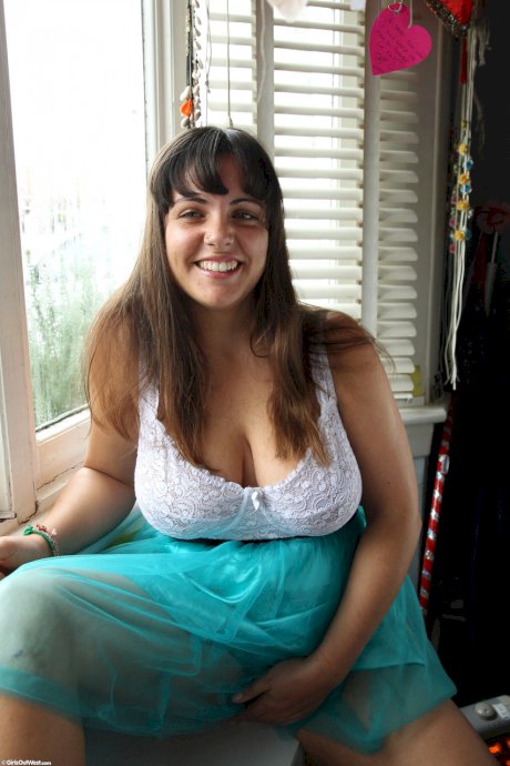 Thick solo model Margarita uncovers her big naturals before pussy play