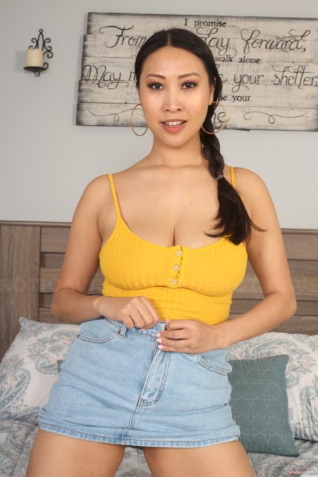 French babe with big juggs Sharon Lee reveals her curvy body and poses
