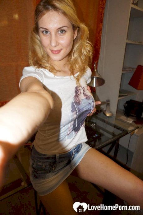 Amateur babe shows off her juicy big tits while taking nude selfies