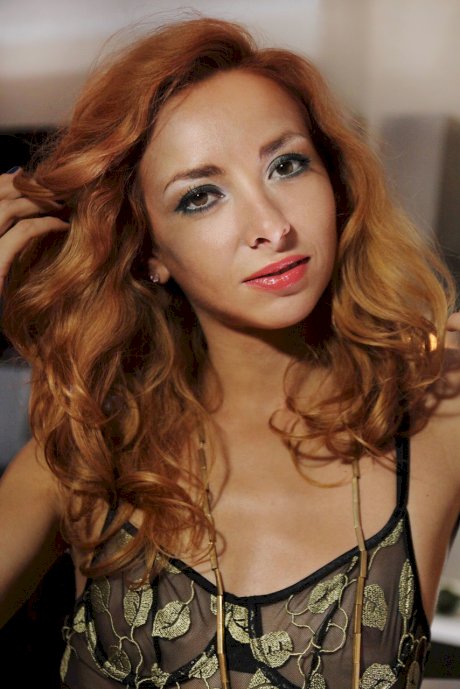 Sexy redheaded babe Vetta reveals her small boobs & rubs her twat on the floor