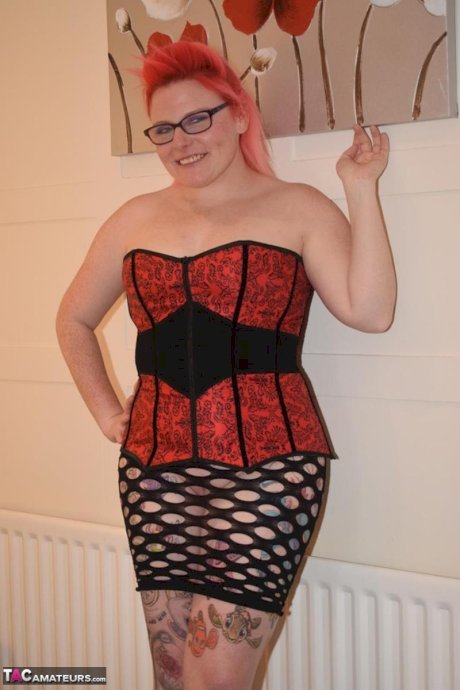 Mature amateur Mollie Foxxx exposes herself in schoolgirl attire