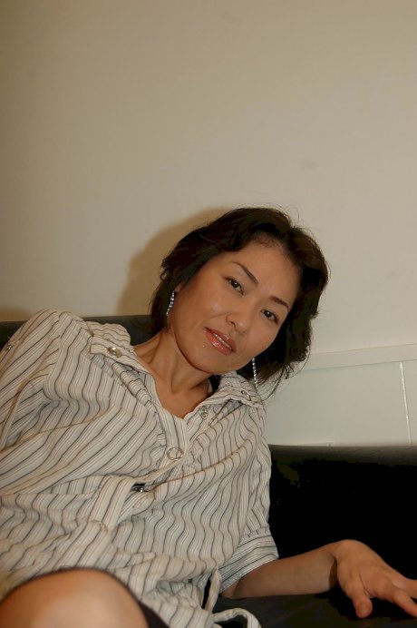 Naughty asian MILF takes off her skirt and has some pussy vibing fun