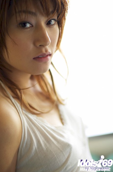 Submissive asian babe Karen Kisaragi posing barely clothed