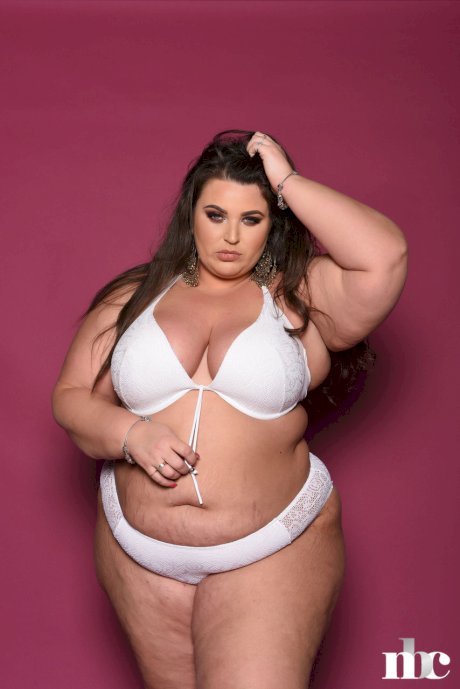 Fatty with a massive ass Yazmin Fox flaunts her natural tits in a solo