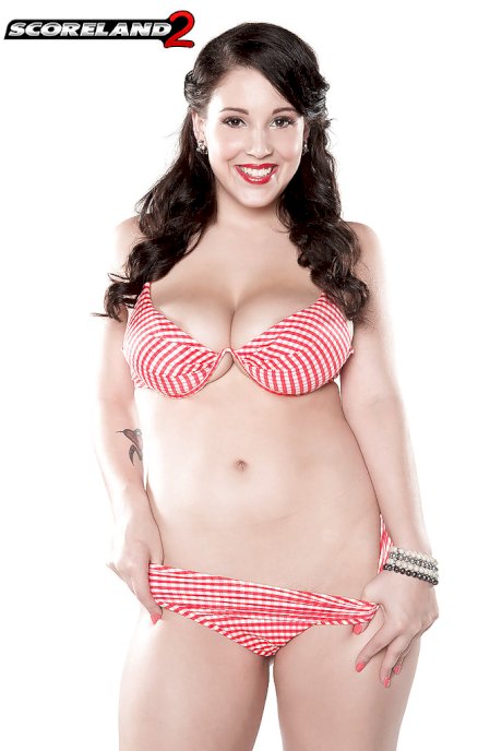 Chunky brunette chick Noelle Easton oiling hooters after freeing them from bra